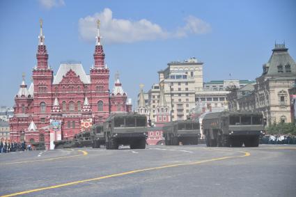 Москва.  Военная техника  во время военного парада в ознаменование 75-летия Победы в Великой Отечественной войне 1941-1945 годов на Красной площади.