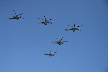 Москва.   Вертолеты во время воздушной части военного парада в ознаменование 75-летия Победы в Великой Отечественной войне 1941-1945 годов на Красной площади.