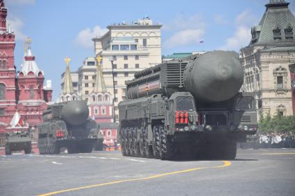 Москва.  Автономная пусковая установка ПГРК  Ярс во время военного парада в ознаменование 75-летия Победы в Великой Отечественной войне 1941-1945 годов на Красной площади.