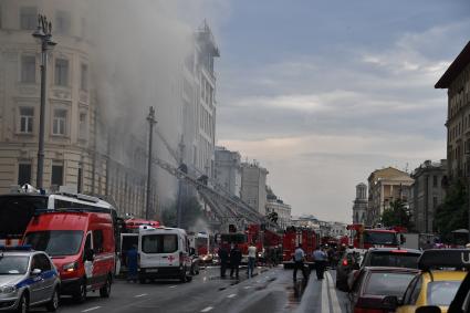 Москва. Пожарные тушат горящее здание на Тверской улице, находящееся на реконструкции,