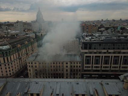 Москва. Вид сверху на горящее здание на Тверской улице, находящееся на реконструкции.