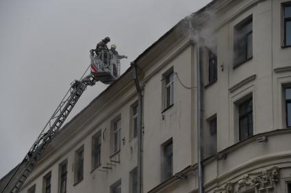 Москва. Пожарные тушат  горящее здание на Тверской улице, находящееся  на реконструкции.