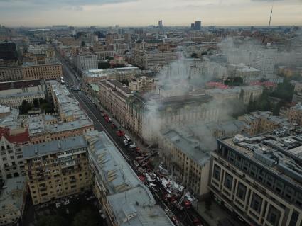 Москва. Вид сверху на горящее здание на Тверской улице, находящееся на реконструкции.