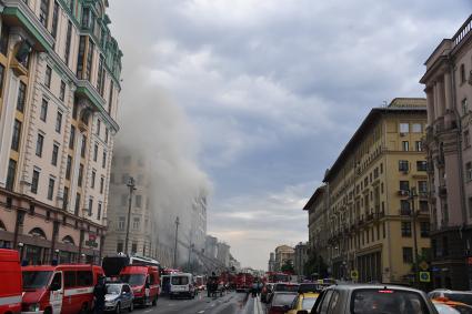 Москва. Пожарные тушат горящее здание на Тверской улице, находящееся на реконструкции.