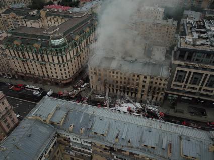 Москва. Вид сверху на горящее здание на Тверской улице, находящееся на реконструкции.