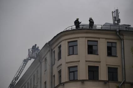 Москва. Пожарные тушат  горящее здание на Тверской улице, находящееся  на реконструкции.