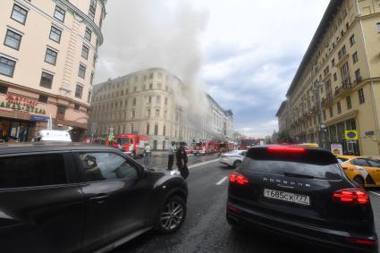 Москва. Пожарные тушат  горящее здание на Тверской улице, находящееся  на реконструкции.