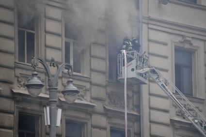 Москва. Пожарные тушат  горящее здание на Тверской улице, находящееся  на реконструкции.