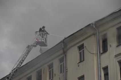 Москва. Пожарные тушат  горящее здание на Тверской улице, находящееся  на реконструкции.