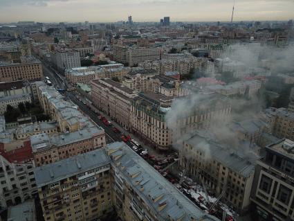 Москва. Вид сверху на горящее здание на Тверской улице, находящееся на реконструкции.