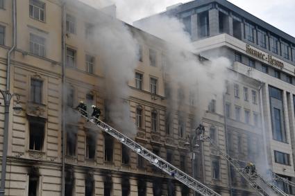 Москва. Пожарные тушат  горящее здание на Тверской улице, находящееся  на реконструкции.