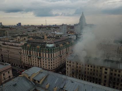 Москва. Вид сверху на горящее здание на Тверской улице, находящееся на реконструкции.