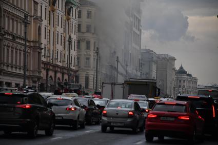 Москва. Пожар в здании на Тверской улице, находящееся  на реконструкции.