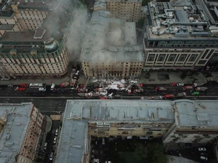 Москва. Вид сверху на горящее здание на Тверской улице, находящееся на реконструкции.