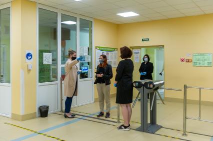 Санкт-Петербург. Учащиеся перед началом единого государственного экзамена (ЕГЭ) по русскому языку.