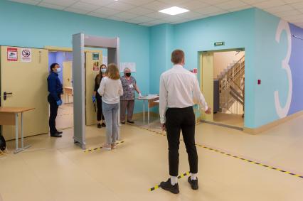 Санкт-Петербург. Учащиеся перед началом единого государственного экзамена (ЕГЭ) по русскому языку.