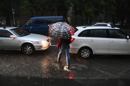 Москва.  Женщина  под зонтом.