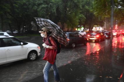 Москва.  Женщина  под зонтом.