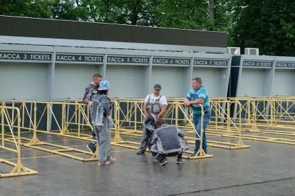 Петергоф. Благоустройство территории в Государственном музее-заповеднике  Петергоф накануне  открытия.