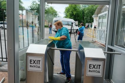 Петергоф. Благоустройство территории в Государственном музее-заповеднике  Петергоф накануне  открытия.