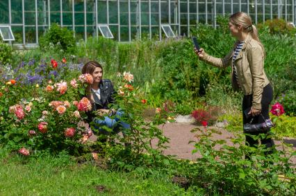 Санкт-Петербург. Посетители фотогафируют цветы в Ботаническом саду Петра Великого.