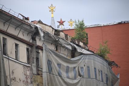 Москва. Разрушающийся дом на реконструкции.