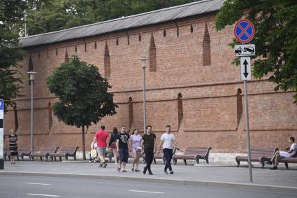 Москва. Вид на Китайгородскую стену в Китайгородском проезде.