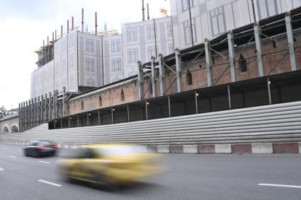 Москва. Видн а Китайгородскую стену в Китайгородском проезде.