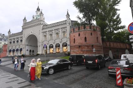 Москва.  Древняя башня Китайгородской стены между Метрополем и Троицкими воротами.