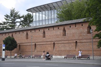 Москва. Вид на Китайгородскую стену в Китайгородском проезде.