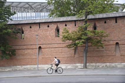 Москва. Вид на Китайгородскую стену в Китайгородском проезде.