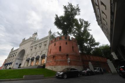 Москва.  Древняя башня Китайгородской стены между Метрополем и Троицкими воротами.