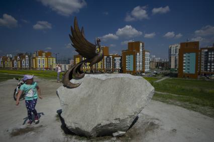 Екатеринбург. Новый жилой район \'Академический\'. Скульптура \'Птица счастья установленная в День семьи, любви и верности\'