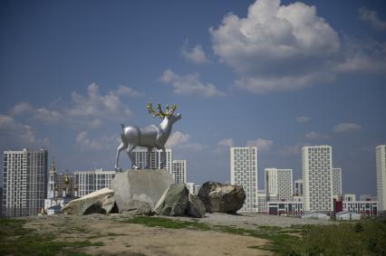 Екатеринбург. Новый жилой район \'Академический\'. Скульптура \'Северный олень\' в преображенском парке