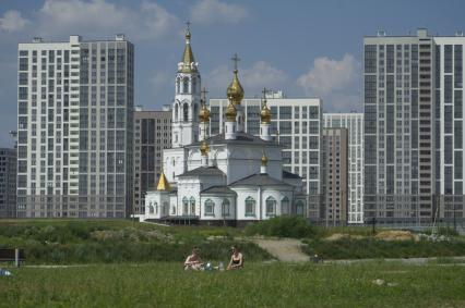 Екатеринбург. Новый жилой район \'Академический\'. Девушка загорают в преображенском парке