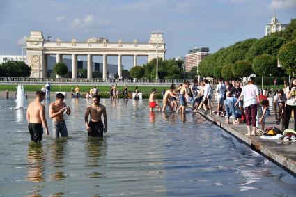 Москва. Люди купаются в фонтане  в Парке Горького.