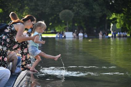 Москва.  Женщина с ребенком у фонтана  в Парке Горького.