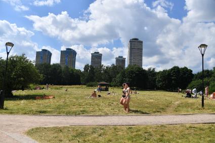 Москва. Отдыхающие в зоне отдыха в районе Строгино.