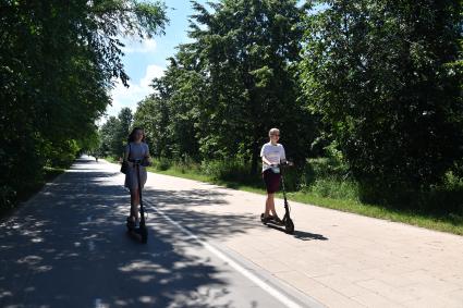 Москва. Девушки на самокатах в районе Строгино.