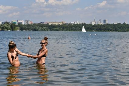 Москва. Отдыхающие в зоне отдыха в районе Строгино.