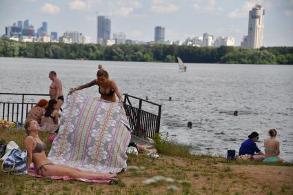 Москва. Отдыхающие в зоне отдыха в районе Строгино.