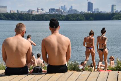 Москва. Отдыхающие в зоне отдыха в районе Строгино.