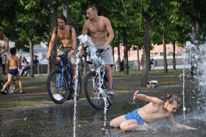 Москва. Посетители в парке Музеон.