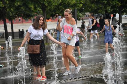 Москва. Посетители в парке Музеон.