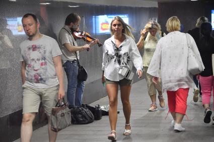 Москва. Музыкант в подземном переходе.