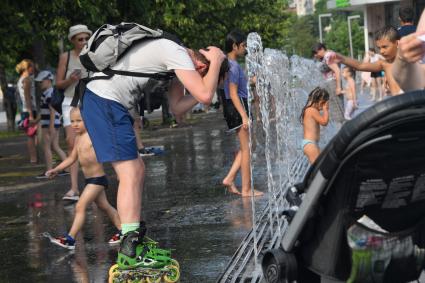 Москва. Посетители в парке Музеон.