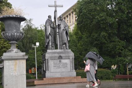 Москва. Девушки у памятнику Кириллу и Мефодию на Славянской площади.