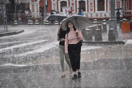 Москва. Девушки под зонтом.