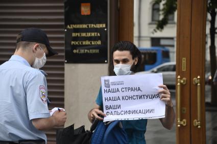 Москва. Одиночный протест у администрации Президента России.