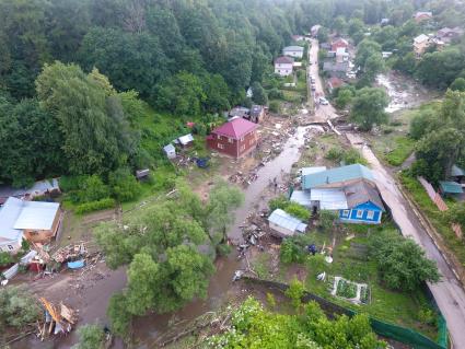 Руза, Московская область. Вид сверху на последствия прорыва дамбы в подмосковной Рузе.